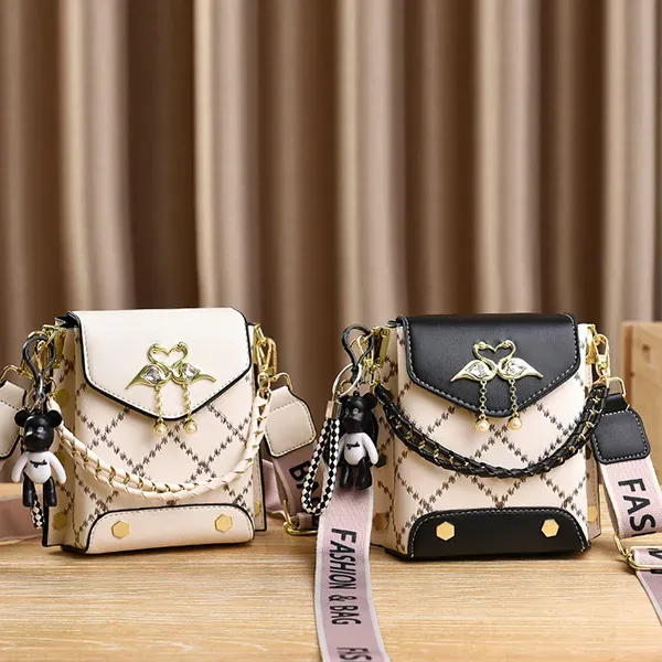 Stylish Crossbody Shoulder Bag With Chain Details