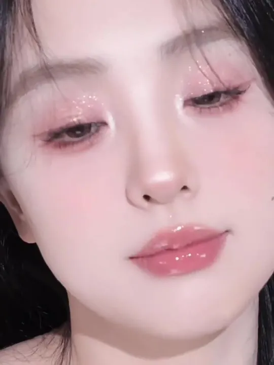 Thumbnail of 4-Color Clover Heart Eyeshadow Palette - Matte and Glitter