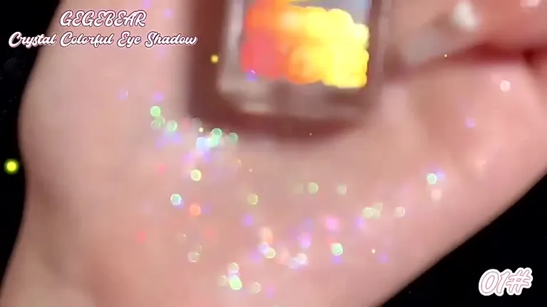 صورة مصغرة لـ ايلاينر سائل جليتر لامع من اومجا - ظلال عيون