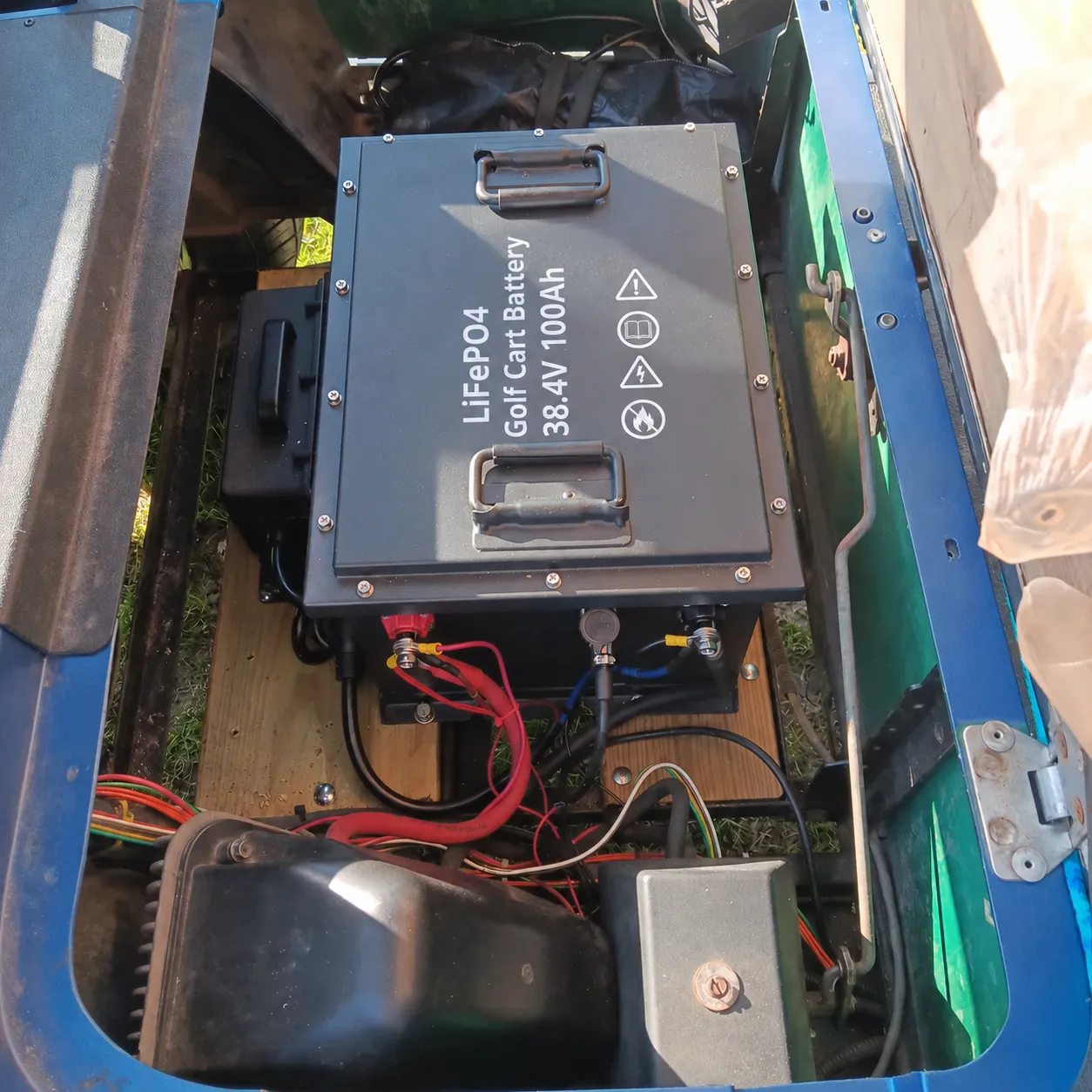 38.4V 100Ah LiFePO4 battery installed in a compatible 36V Yamaha G-Series-type golf cart