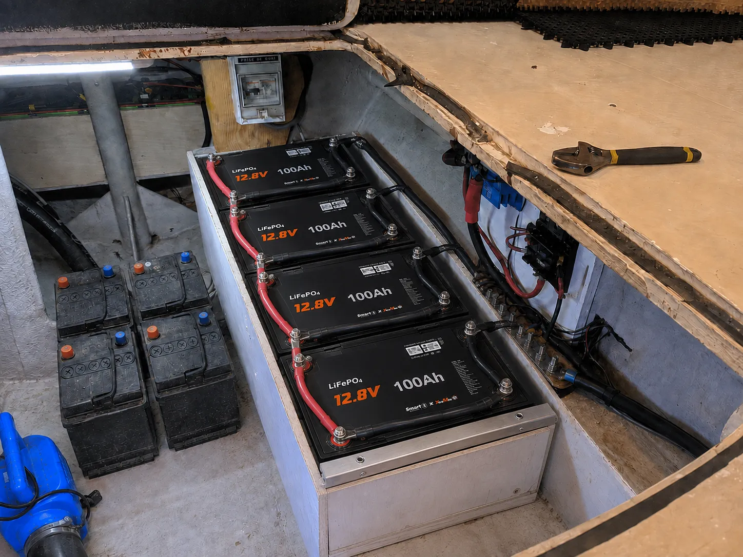 Marine lead-acid house battery replaced with a LiFePO4 battery system