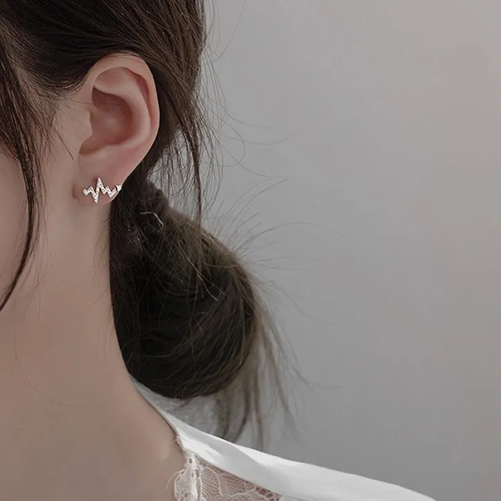 Heart-Shaped Blue Crystal Earrings With Zigzag Design