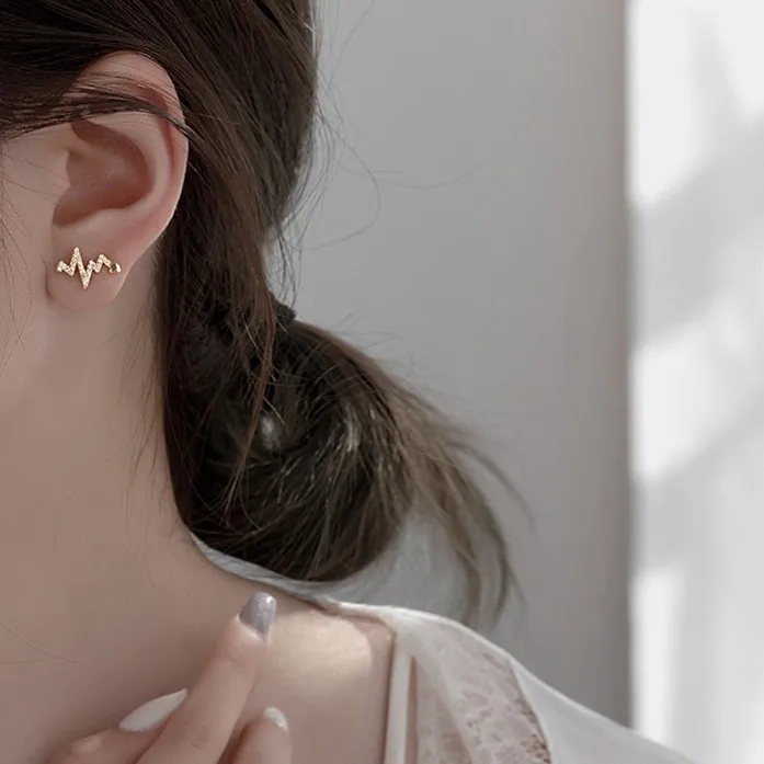 Heart-Shaped Blue Crystal Earrings With Zigzag Design
