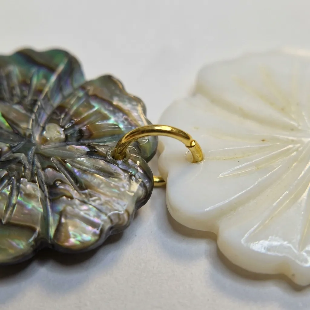Iridescent Bloom White Drop  (AS05)