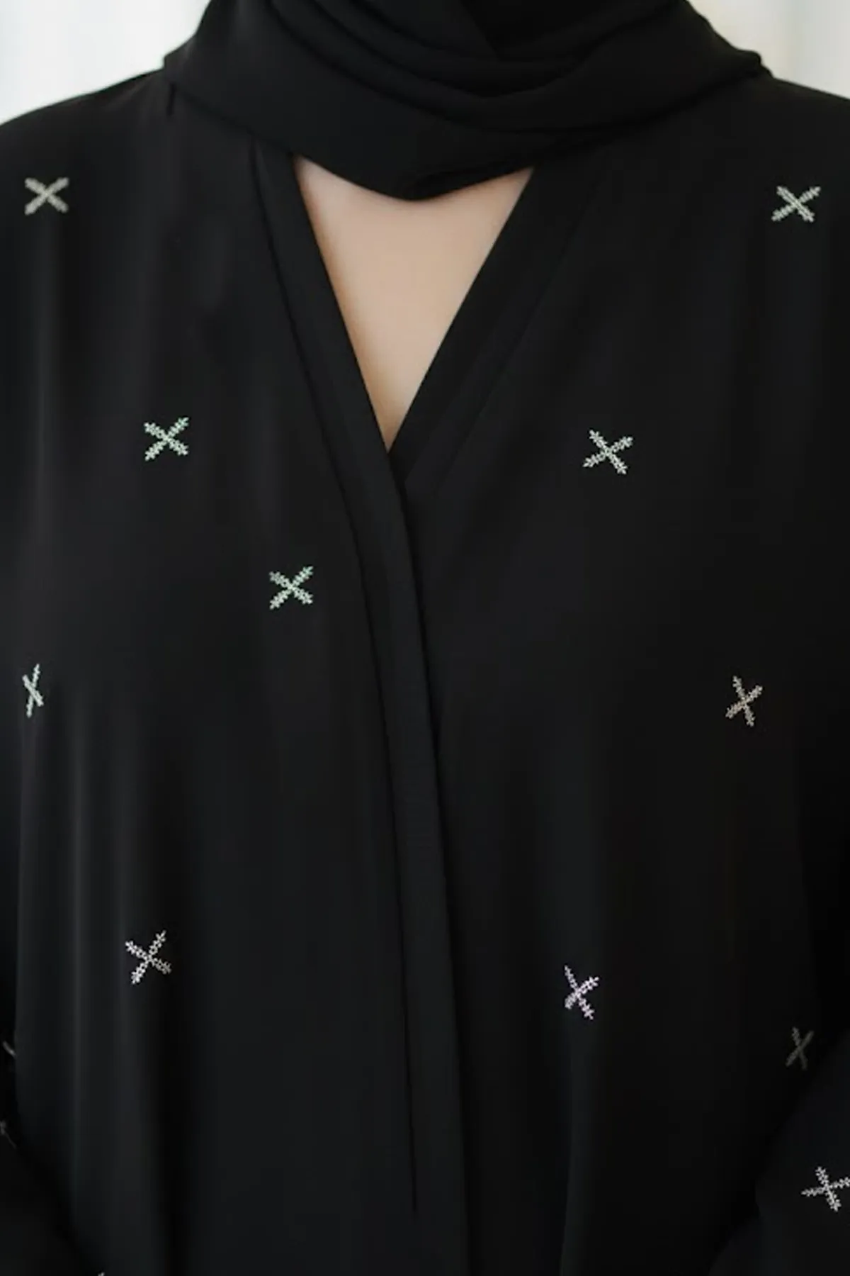 Elegant Black Embroidered Abaya For Women Modest Long Sleeve V-neck Maxi Dress With Hijab Style